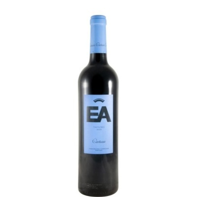 Garrafa de vinho tinto com rótulo azul claro e letras EA