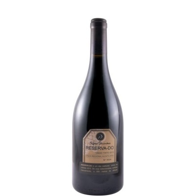 Garrafa de vinho tinto Reserva-Do com rótulo bege