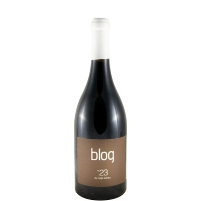 Garrafa de vinho com rótulo castanho e tampa branca