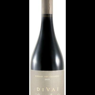 Garrafão de vinho tinto com rótulo bege e textos dourados e brancos