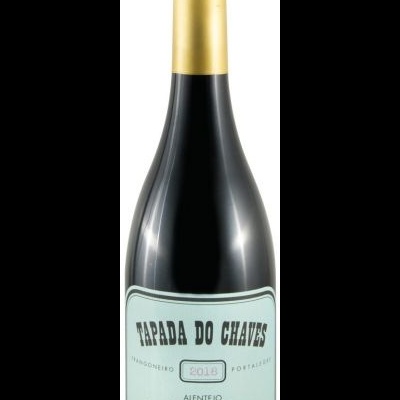 Garrafa de vinho tinto Tapada do Chaves 2015 com rótulo azul claro e cápsula dourada