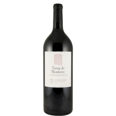Garrafa de vinho Terras de Monforte com rótulo branco e ilustração vermelha