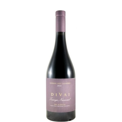 Garrafa de vinho tinto com rótulo roxo e texto dourado
