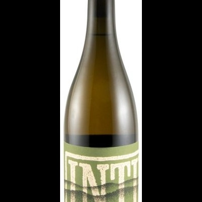 Garrafa de vinho verde com rótulo verde claro e texto branco INTU
