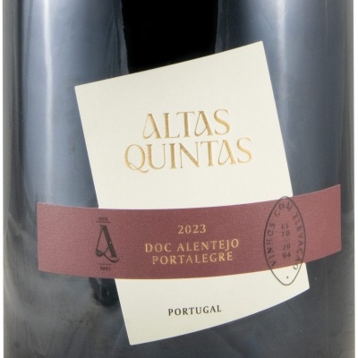 Garrafa de vinho com rótulo branco e faixa borgonha com texto em dourado e preto