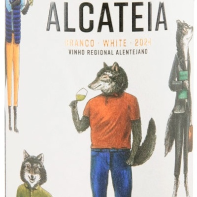 Rótulo de vinho branco Alcatéia 2024 com imagens de lobos e medalhas de prémios