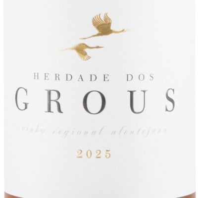 Rótulo branco com duas aves douradas e texto HERDADE DOS GROUS 2025