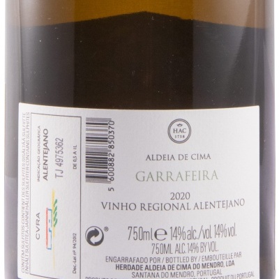 Garrafa de vidro castanho com rótulo branco de vinho Regional Alentejano 2020