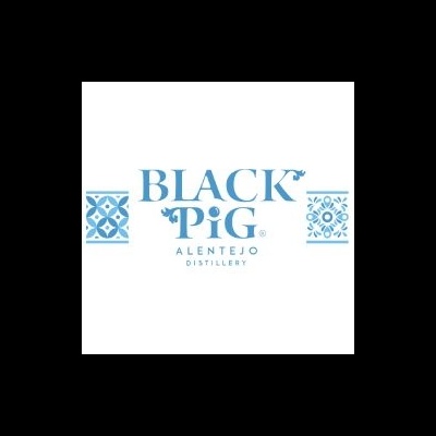 Logótipo da destilaria Black Pig Alentejo com texto azul e padrões decorativos