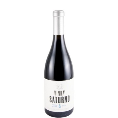Garrafa de vinho tinto Vinha Saturno com rótulo branco e cápsula prateada