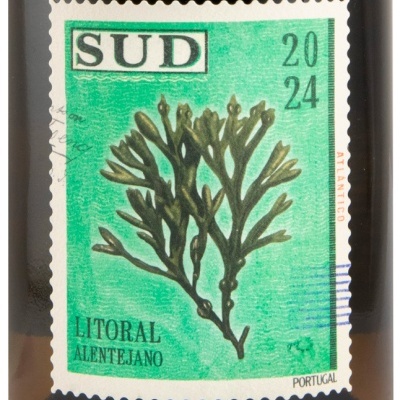 Selo postal verde com alga e texto em português.