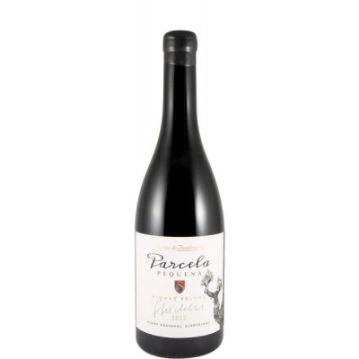 Garrafa de vinho tinto com rótulo branco e texto Parcela Pequena 2022