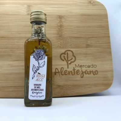 Garrafa de vinagre de mel aromatizado com orégãos e tábua de madeira Mercado Alentejano