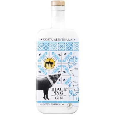 Garrafa de gin Black Pig Alentejo com design em azulejo azul e branco, etiqueta com porco preto e selo dourado