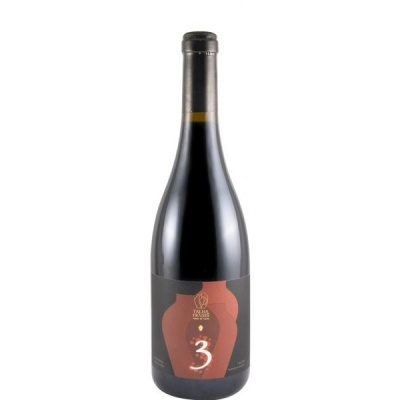 Garrafa de vinho com rótulo preto e castanho com número 3