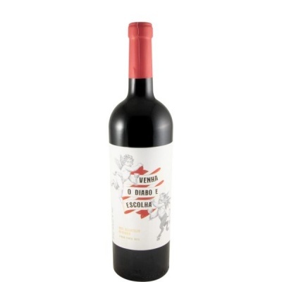 Garrafa de vinho tinto com rótulo branco com texto em português