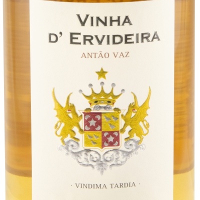 Garrafas de vinho branco Vinha dErvideira com rótulo e brasão.