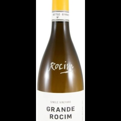 Garrafa de vinho Grande Rocim com rótulo branco e tampa amarela