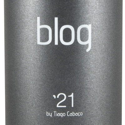 Garrafa de vinho com rótulo cinza escuro e texto branco blog