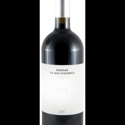 Garrafa de vinho Marias da Malhadinha com etiqueta branca e tampa prateada