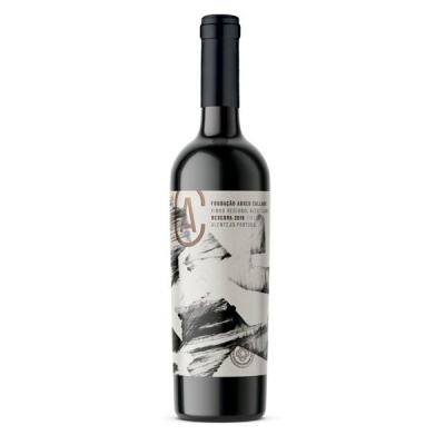 Garrafa de vinho tinto com rótulo branco e preto e texto em português.