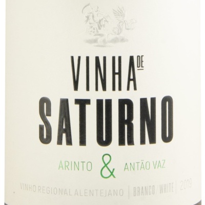 Etiqueta de vinho branco Vinha de Saturno com texto preto e verde em fundo branco
