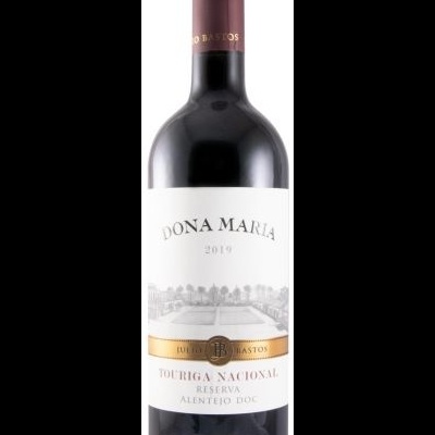 Garrafa de vinho tinto Dona Maria 2019 com rótulo branco e texto dourado e preto