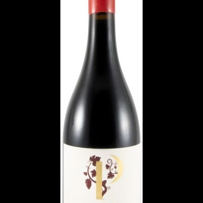 Garrafa de vinho Touriga Nacional com rolha vermelha