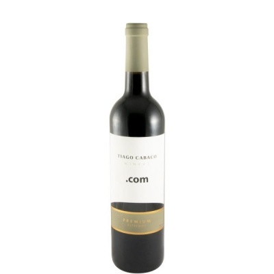 Garrafa de vinho com rótulo branco, texto TIAGO CABACO WINES .com e faixa preta com PREMIUM