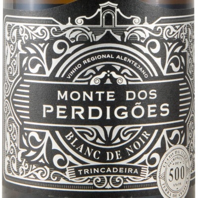 Rótulo de vinho Monte dos Perdigões com decoração em preto e branco e selo de 500 anos.