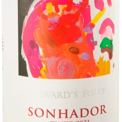 Rótulo de vinho tinto com ilustração colorida e texto SONHADOR TINTO 2021