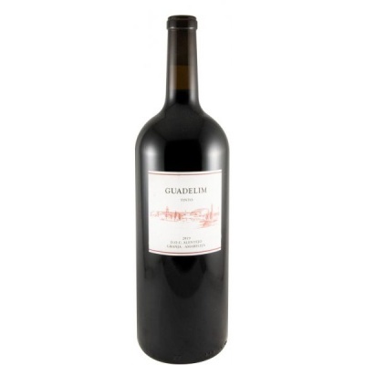 Garrafa de vinho tinto Guadelim 2019 com rótulo branco e imagem vermelha