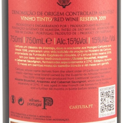 Etiqueta vermelha de vinho tinto reserva 2019 do Alentejo com informações de origem e teor alcoólico
