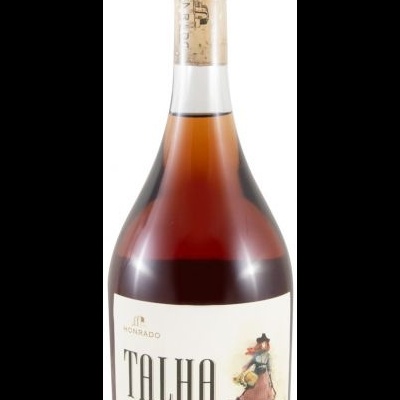 Garrafa de vinho Talha com rótulo branco e ilustração de mulher em roupa tradicional