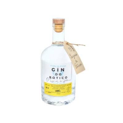 Garrafa de gin transparente com rolha de cortiça e rótulo colorido