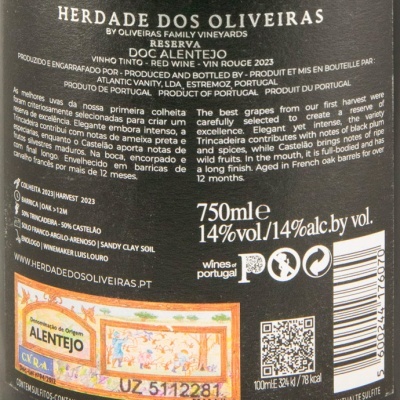 Rótulo de vinho tinto Reserva DOC Alentejo da Herdade dos Oliveiras com texto descritivo e selo de certificação.