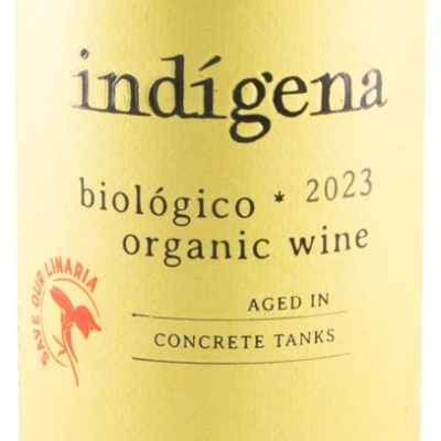 Rótulo amarelo de vinho orgânico com texto e selo vermelho