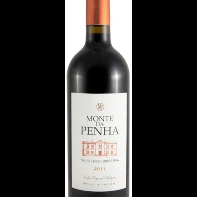 Garrafa de vinho tinto Monte da Penha 2011 com rótulo branco e tampa cobre