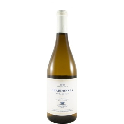 Garrafa de vinho branco Chardonnay 2023 com rótulo branco