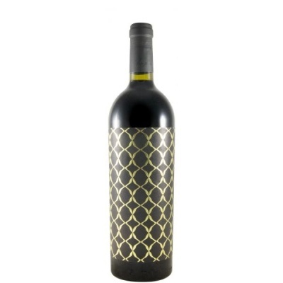 Garrafa de vinho tinto com rótulo preto e padrão dourado
