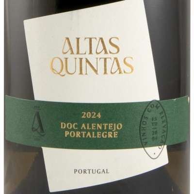 Garrafas de vinho com rótulos verdes e brancos e texto dourado e preto