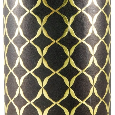 Rolo de papel preto com padrão dourado geométrico