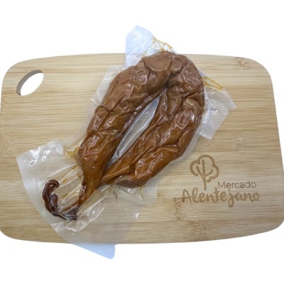 Chouriço embalado a vácuo numa tábua de madeira Mercado Alentejano