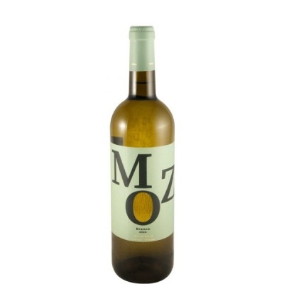 Garrafa de vinho branco com rótulo verde claro e letras grandes M, O, Z.