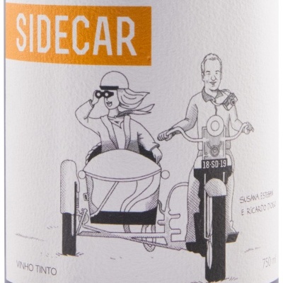 Rótulo de vinho tinto com ilustração de moto com sidecar e texto SIDECar e nomes de produtores.