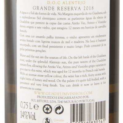 Rótulo de vinho branco Guadelim Grande Reserva 2018 com texto informativo e selo da denominação de origem Alentejo