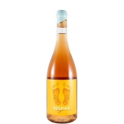 Garrafa de vinho rosé com rótulo amarelo e pegadas castanhas