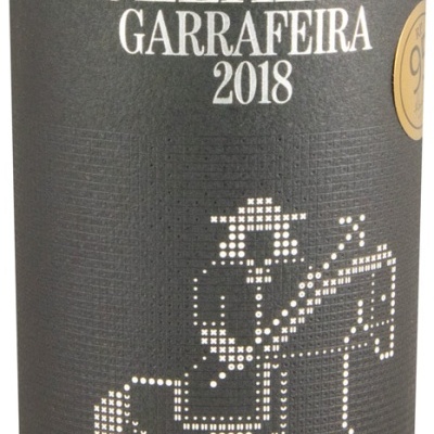Rótulo de vinho com texto branco em fundo preto e imagem pixelada de cavaleiro a cavalo