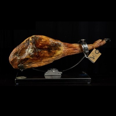 Presunto ibérico curado em suporte com etiqueta e fundo preto