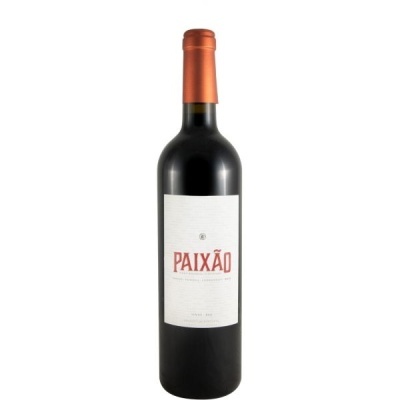 Garrafa de vinho tinto com rótulo PAIXÃO e cápsula laranja